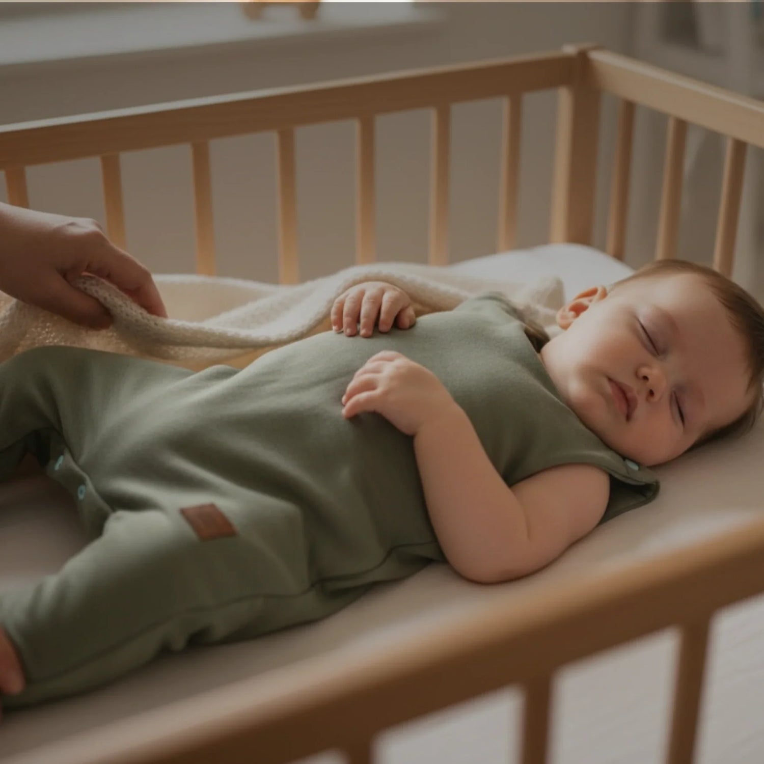 Alvó baba olivazöld egyszínű hálózsakban