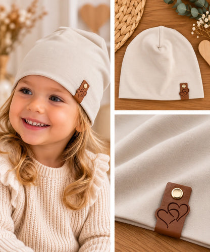 🤍 Homokszínű kislány sapka szívecskés díszítéssel – Era Handmade