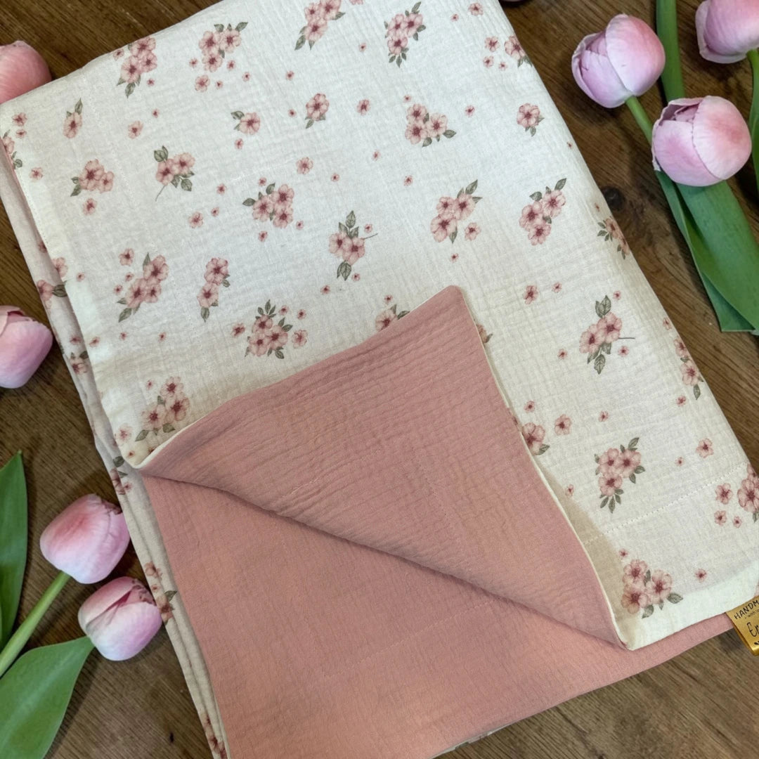 "Vintage Blossom" Muszlin Gyerektakaró – Kisvirágos Duplagéz, Mályva Hátoldallal 🌸