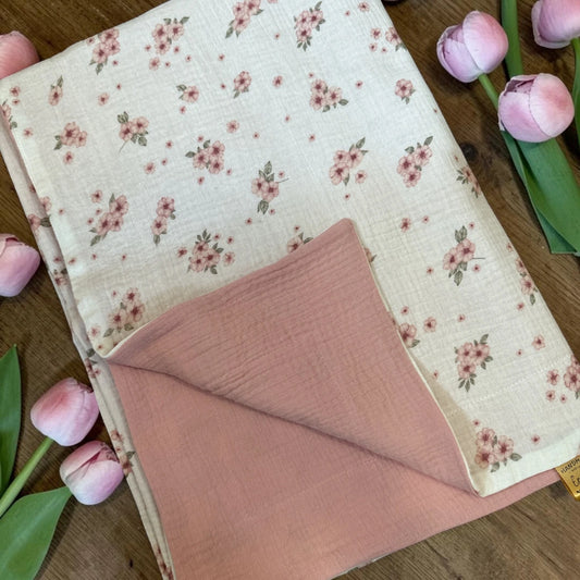 "Vintage Blossom" Muszlin Gyerektakaró – Kisvirágos Duplagéz, Mályva Hátoldallal 🌸