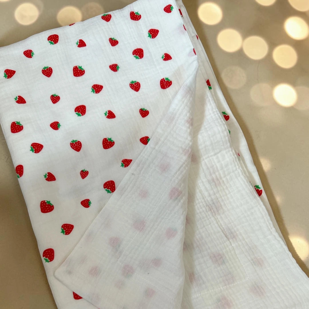 "Sweet Strawberry" Duplagéz Gyerektakaró – Eper Mintás Duplagéz, 100x130 cm 🍓