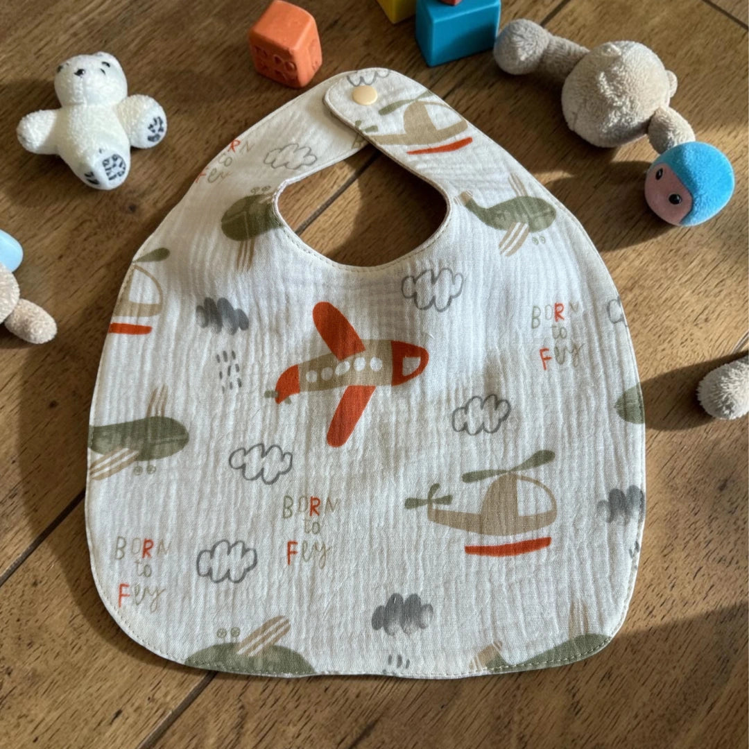 Repülős Muszlin Babaelőke – "Born to Fly" Duplarétegű Duplagéz Szakállka, Patentos