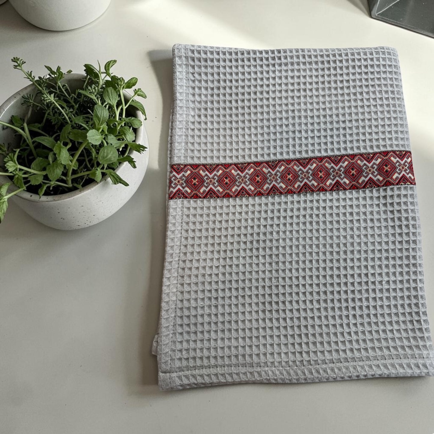 Népi Motívumos Darázsszövet Konyharuha – Világosszürke, 60x40 cm, Hagyományőrző Díszítéssel